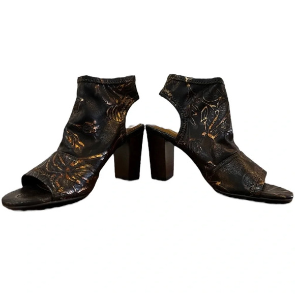 Patricia Nash Soft Gold Gilded Shootie Sandals - Picture 2 of 11